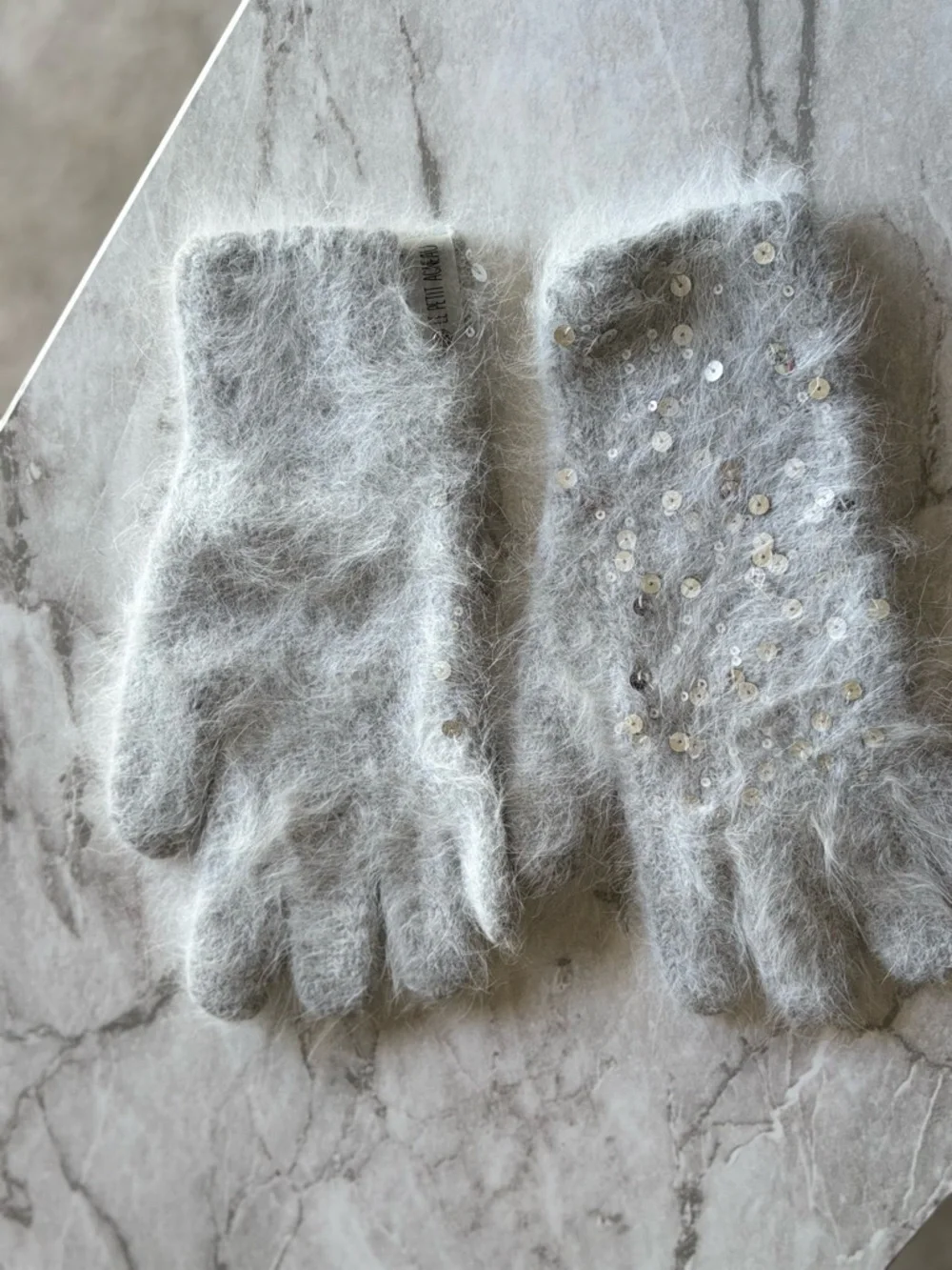 NWOT LE PETIT AGNEAU Sequin Cashmere/angora Knit Women's Gloves - Light Gray s/m